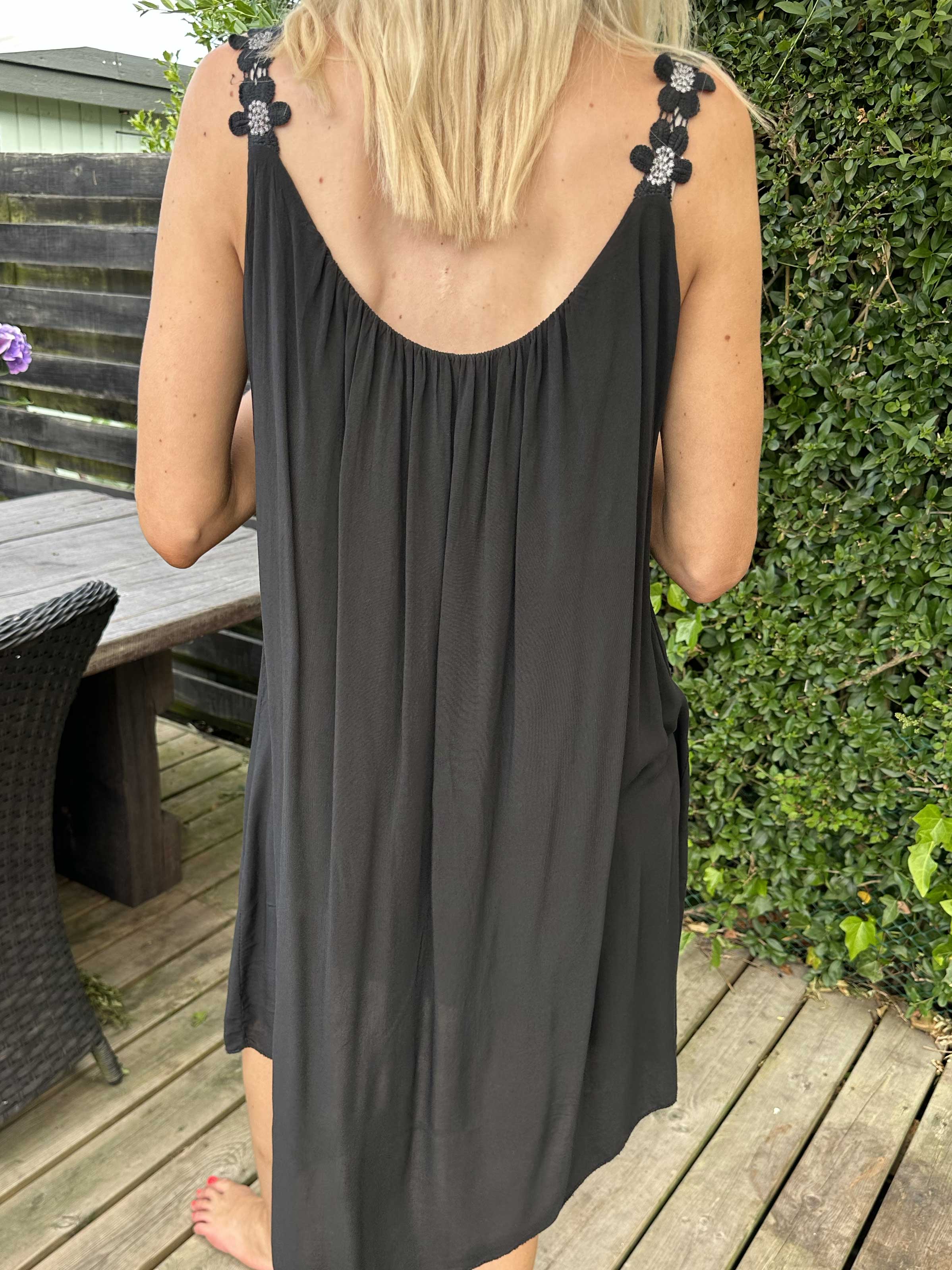 Ane - Sød sommerkjole med broderet stroppe